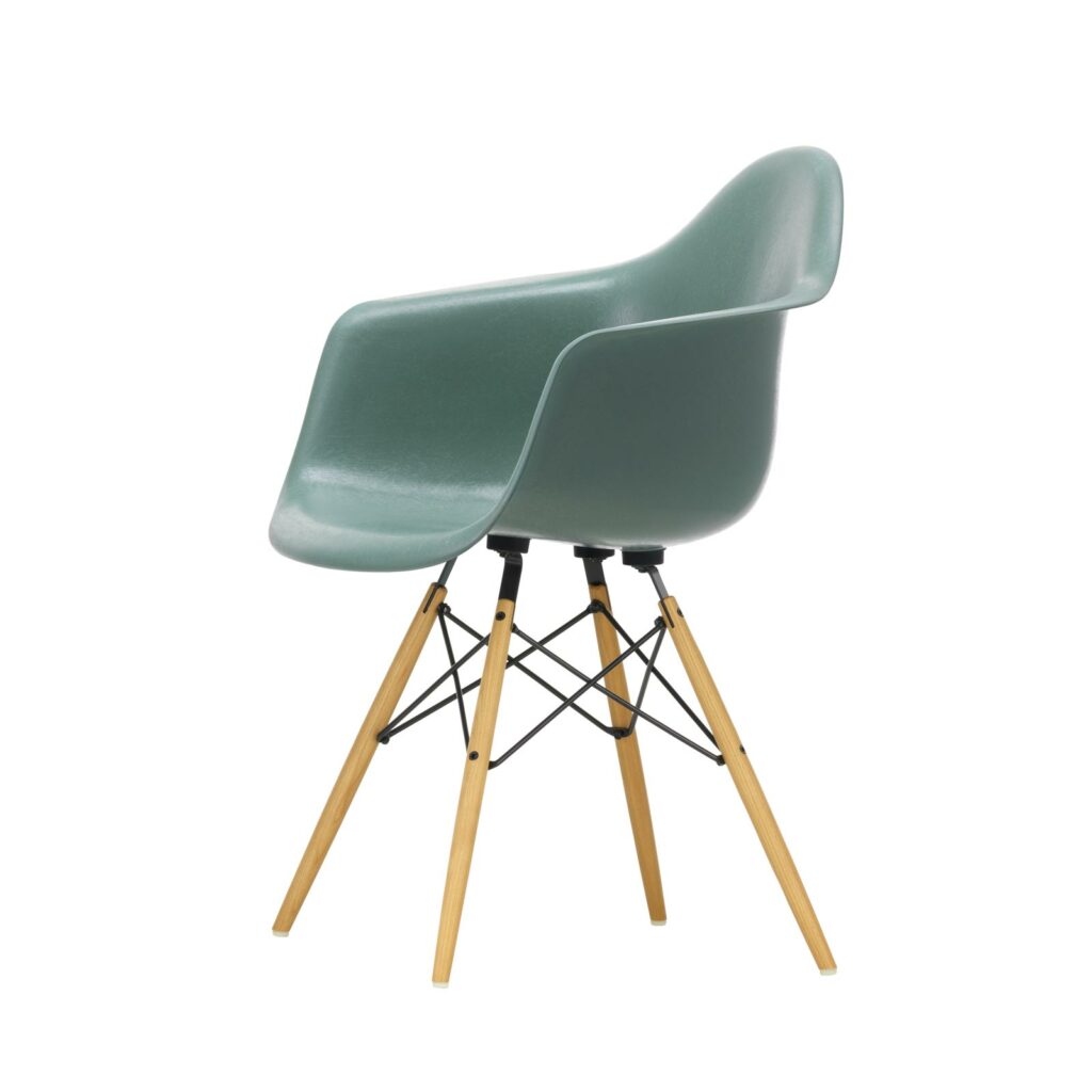 Eames Fiberglass Armchair DAW