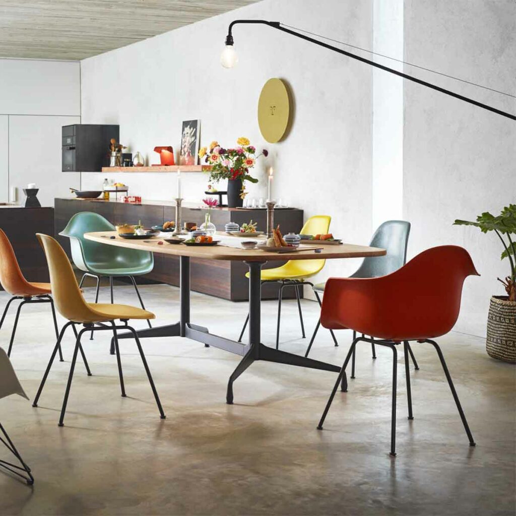 Eames Fiberglass Armchair DAW