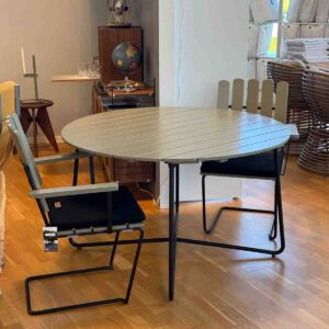 Grythyttan matgrupp i ljusgrön ek/svart stativ