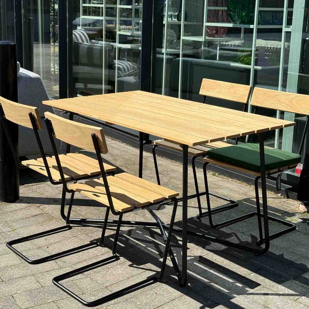 Grythyttan matgrupp i oljad ek/svart stativ